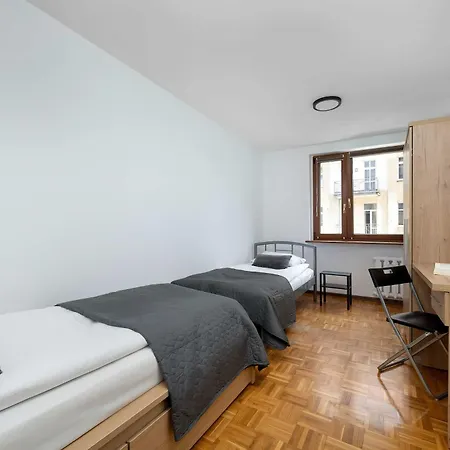 Spacious In Center With Balcony And Desk By Renters 弗罗茨瓦夫