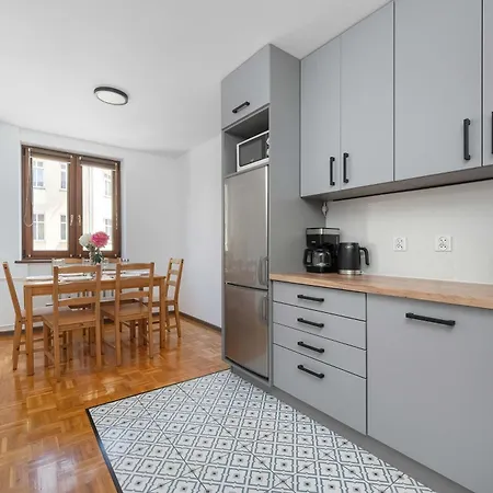 Spacious In Center With Balcony And Desk By Renters