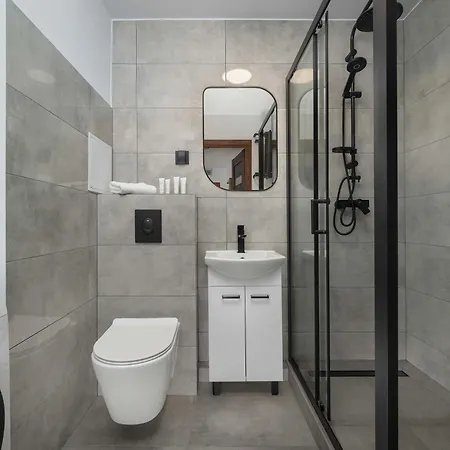 公寓 Spacious In Center With Balcony And Desk By Renters
