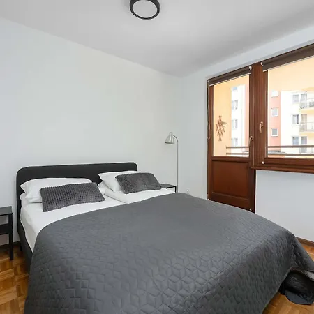 Spacious In Center With Balcony And Desk By Renters *