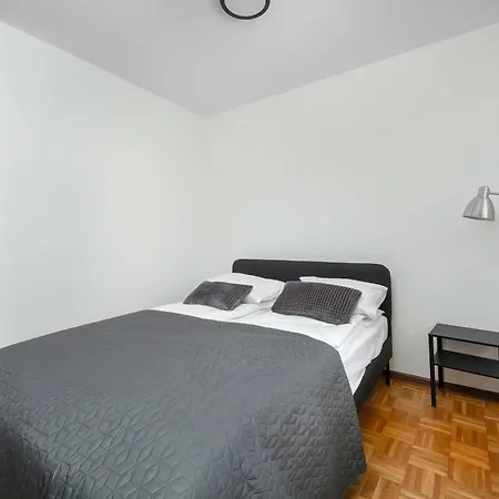 Spacious In Center With Balcony And Desk By Renters 公寓 *