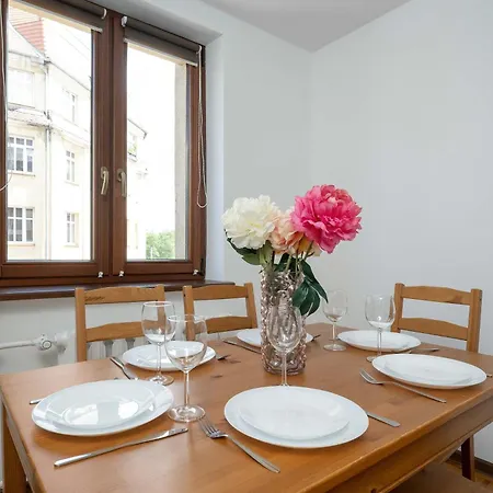 Spacious In Center With Balcony And Desk By Renters 公寓