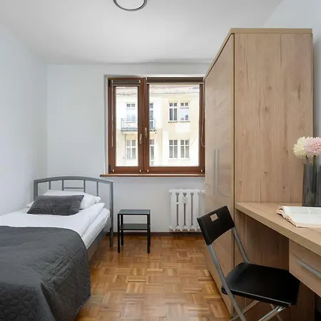 Spacious In Center With Balcony And Desk By Renters *