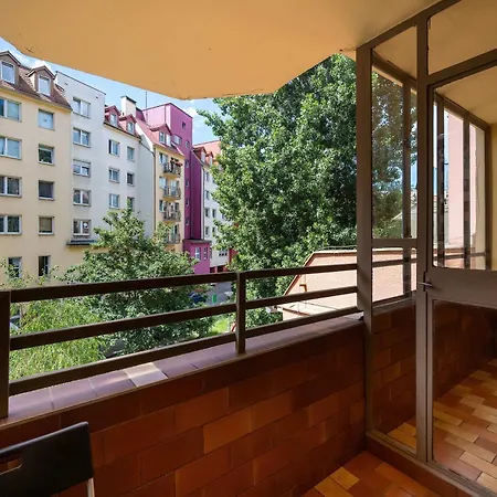 Spacious In Center With Balcony And Desk By Renters 公寓 *