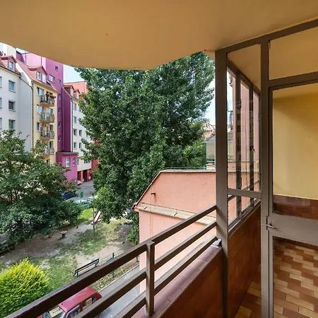 Spacious In Center With Balcony And Desk By Renters