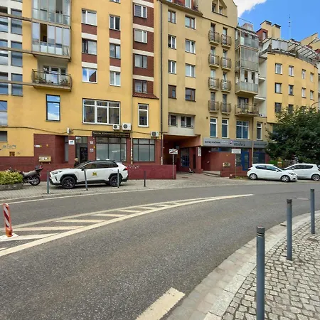 公寓 Spacious In Center With Balcony And Desk By Renters